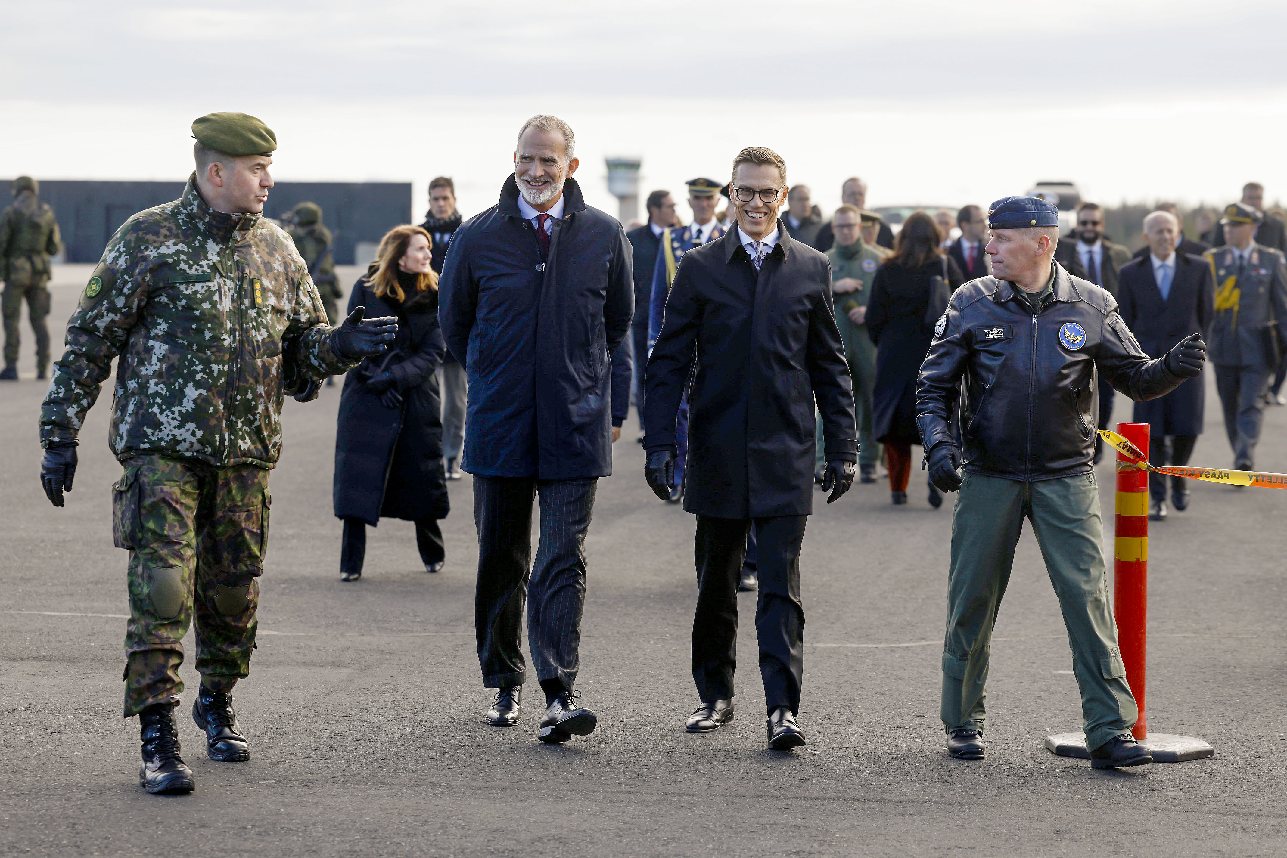 Päivittyvä seuranta: Stubbin ja Felipe VI:n vierailu lennostossa on ohi – heille esiteltiin droonin tuhoamista ja hävittäjänäytöksiä