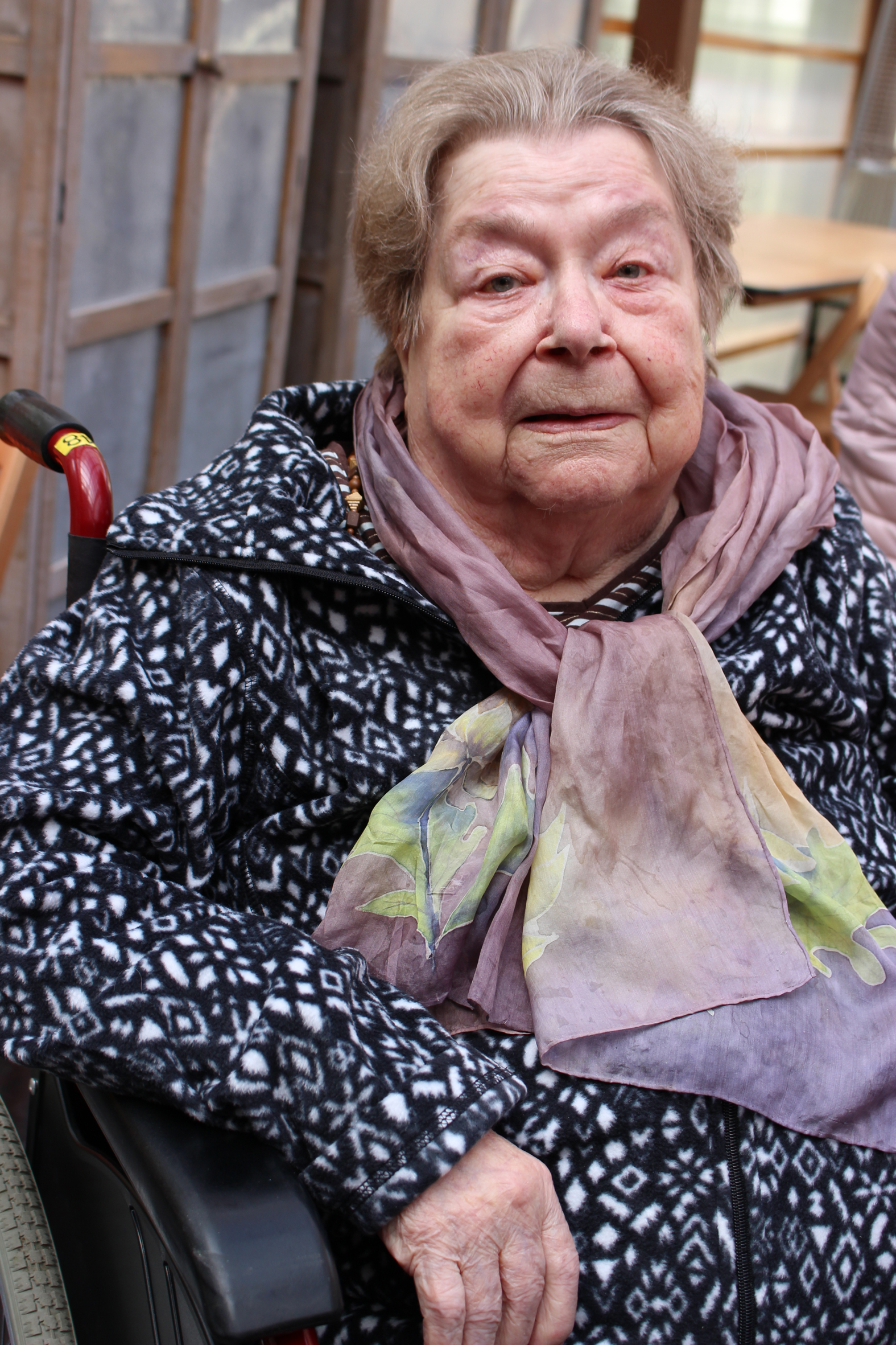 Ystävykset Marja Polvi ja Rauni Holappa osallistuivat Varjakan kesätapahtumaan.