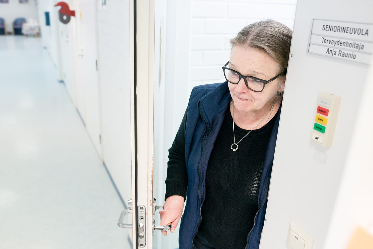 Seniorineuvolan ovi on avoinna. Kutsu hyvinvointia edistäville kotikäynneille on lähtenyt 80 vuotta tänä vuonna täyttäville. 75 vuotta täyttävät saavat puolestaan kutsun terveystapaamiseen.