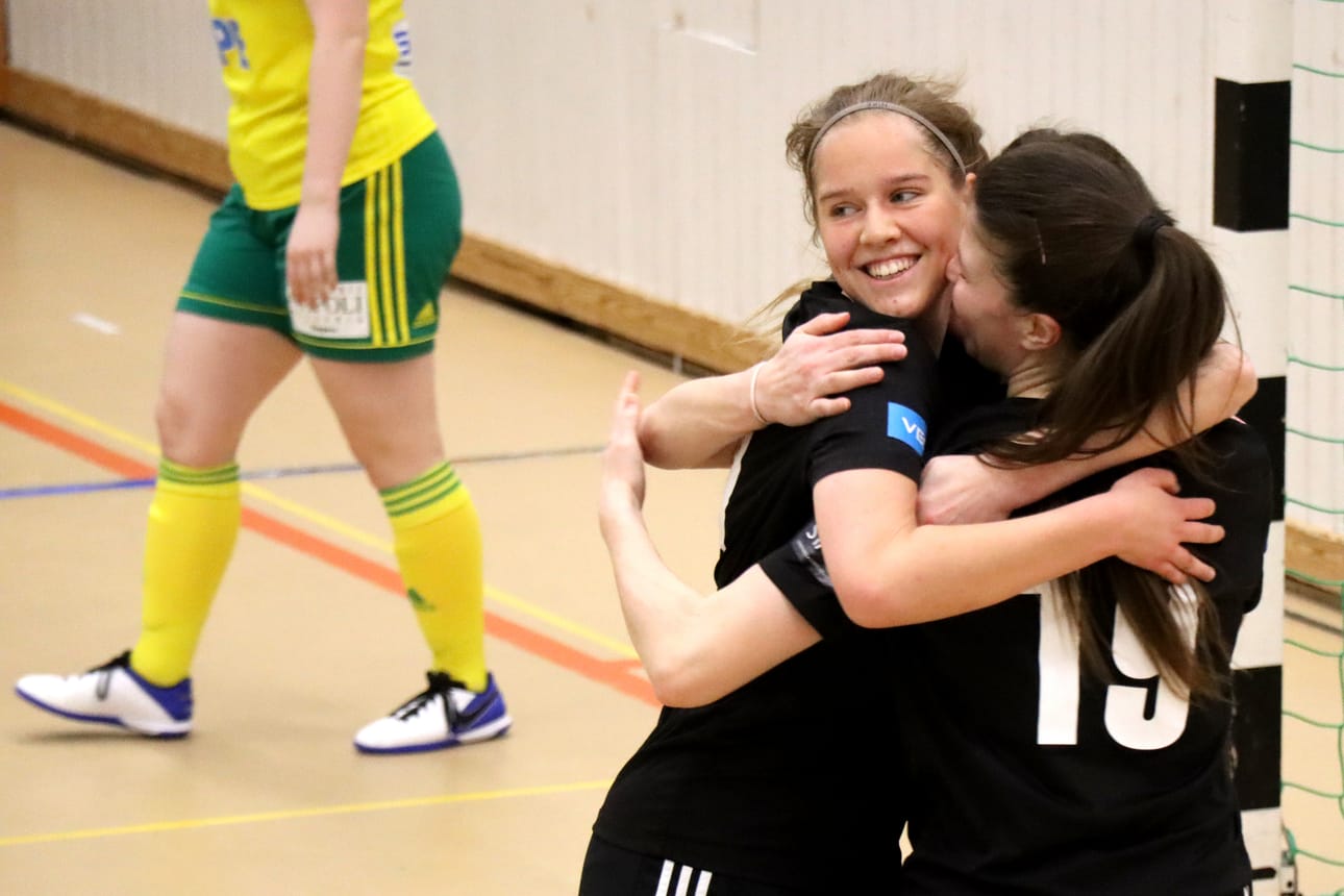 Erica Niemi, Anni Rintanen ja Niina Kiviniemi iloitsivat Ilveksen kaatumisesta.