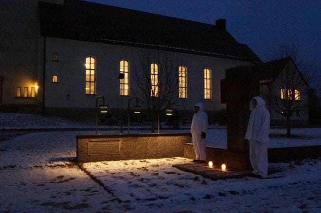 Kunniavartio on tänäkin jouluna Ähtärin sankarihaudoilla. Tämä kuva on vuodelta 2016. ARKISTOKUVA: UNTO KANGASNIEMI