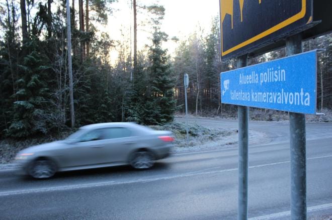 Poliisin tekemästä kameravalvonnasta ilmoitetaan kyltein. Tämä kyltti on Alavuden keskustaajaman liepeillä, Tuurin suunnasta tultaessa. Kuva: Reijo Heikkilä