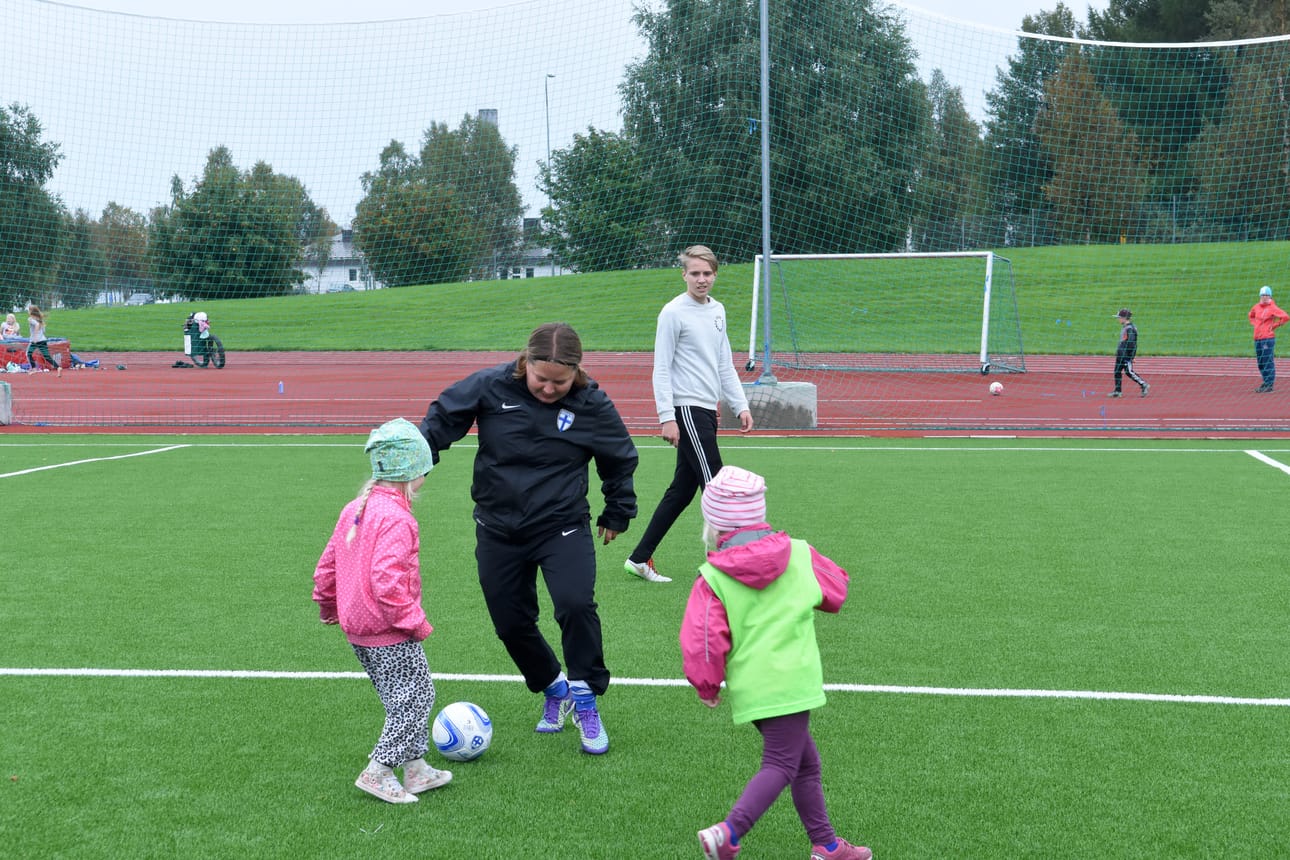 Marianne Miettinen heittäytyi peliin yhdessä hippoliigalaisten kanssa.