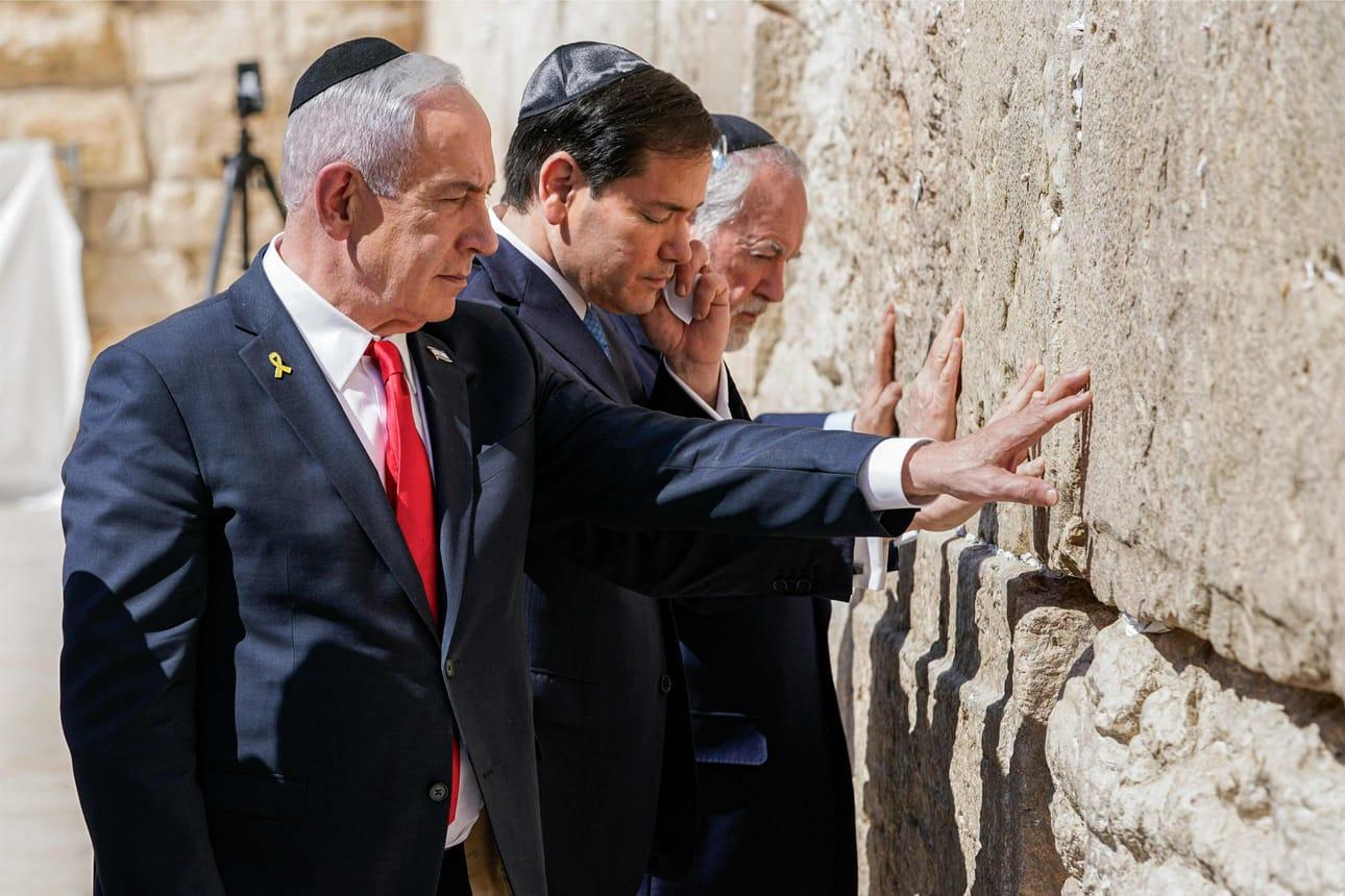 Yhdysvaltain ulkomnisteri Marco Rubio (kesk.) kävi rukoilemassa Jerusalemissa Länsimuurilla. Kuvassa myös Israelin pääministeri Benjamin Netanjahu (vas.) ja Yhdysvaltain suurlähettiläs Mike Huckabee. LEHTIKUVA/AFP