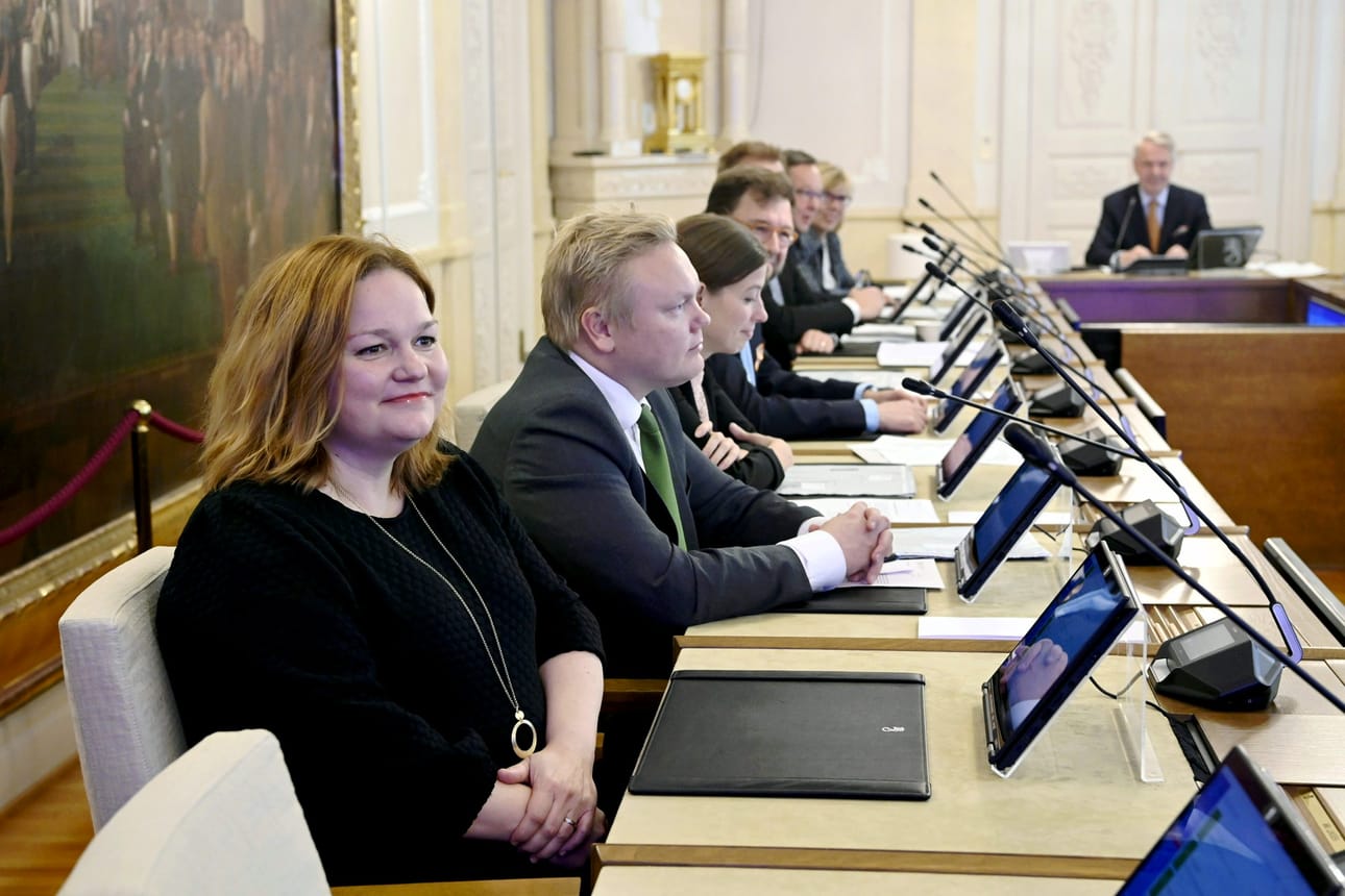 Vanhempainvapaalta perhe- ja peruspalveluministeriksi palannut Krista Kiuru (sd.) ja muita ministereitä presidentin esittelyssä Valtioneuvoston linnassa. LEHTIKUVA / MARKKU ULANDER