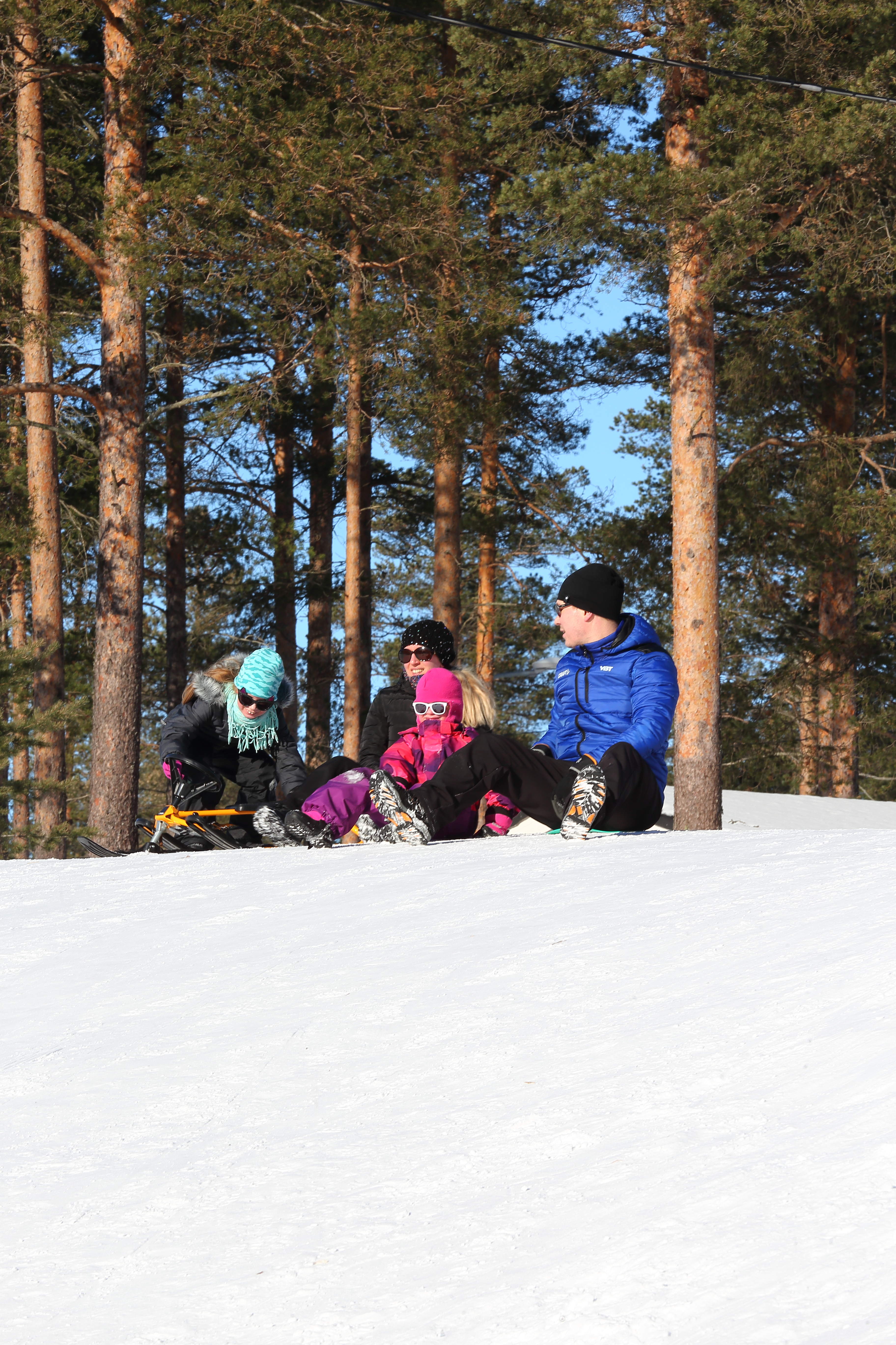 Raahelaiset Sirénit nauttivat talvipäivästä hiihtomajalla. Emilia, 9, ja Viivi, 6, sekä kuvan ulkopuolelle kerennyt Tommi, 10, uskalsivat laskea vaikka kuinka korkealta. Äiti-Heli ja isä-Juha tyytyivät matalimpaan mäkeen.
