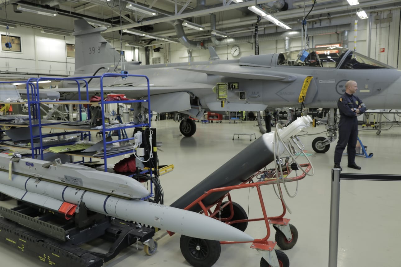 Koelentäjä Andre Brännström esitteli ensimmäistä Saabin Gripen E -testihävittäjää Linköpingissä Ruotsissa helmikuussa 2019. Saab voitti Suomen merivoimien korvettien asejärjestelmätilauksen.