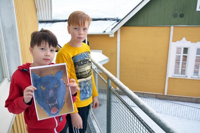Jimi Kuivasmäki esittelee kopiota kilpailutyöstään. Hänen ja Ossi Nauhan (takana) työt ovat parasta aikaa esillä näyttelyssä Helsingissä. KUVA: MIINA HAKALA