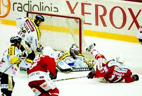 Putkeen meni. Kärppien maalivahti Niklas Bäckström torjui kauden ensimmäisen nollapelinsä.