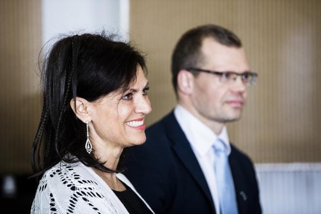 Lauri Karénin tytär Michelle Karén (vas.) sopi naftaliiniin jääneen elämänkerran julkaisusta Otavan kustannuspäällikön Jarkko Vesikansan (oik.) kanssa syksyllä 2017 KUVA: Joel Maisalmi