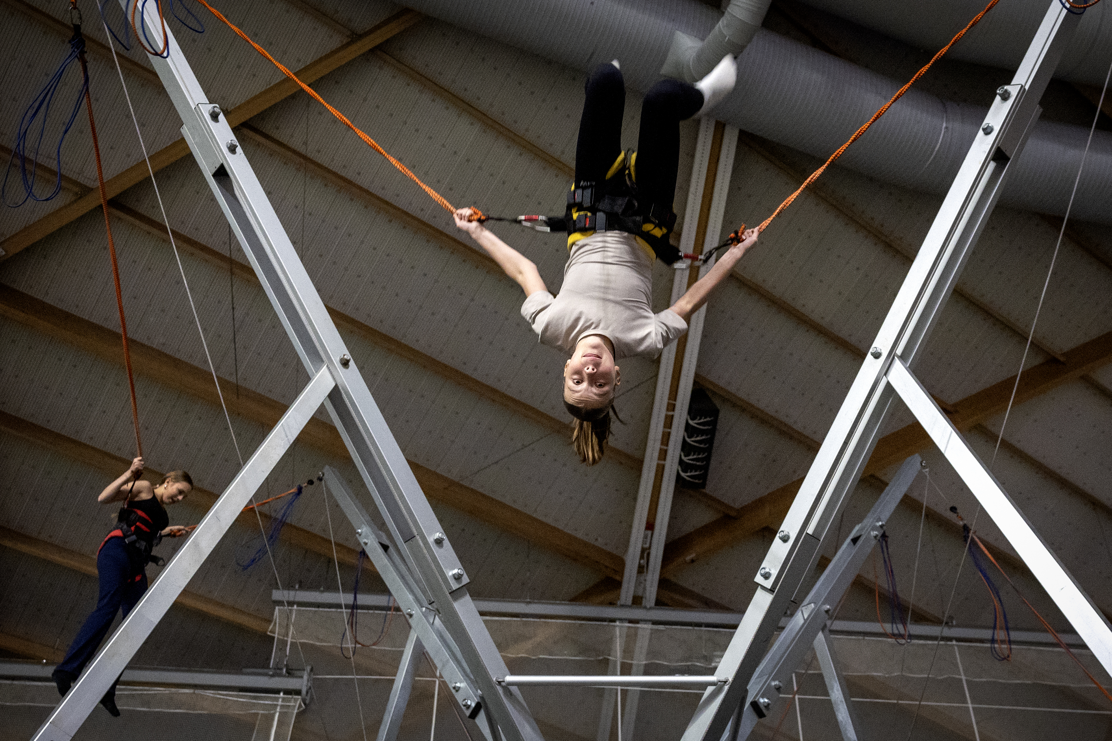 Seela Salmela oli kokeillut benji-trampoliinia vain kerran aikaisemmin. Voltit alkoivat silti sujua jo toisella hyppykerralla.