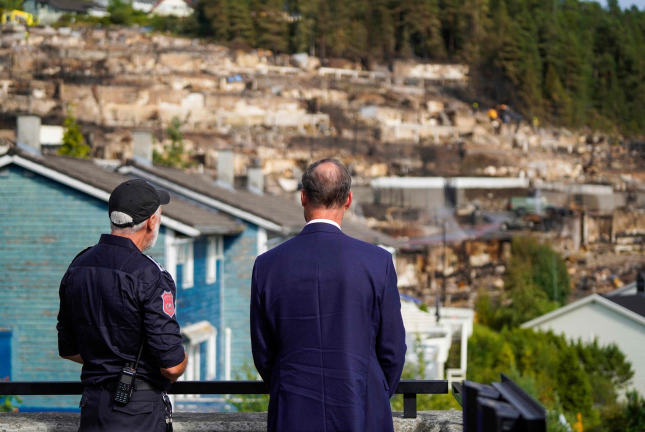 Norjan kruununprinssi Haakon tutustui paikan päällä Drammenissa sunnuntaina tulipalon aiheuttamiin hävitykseen. Hän kuvasi seurauksia äärimmäisen rankoiksi.