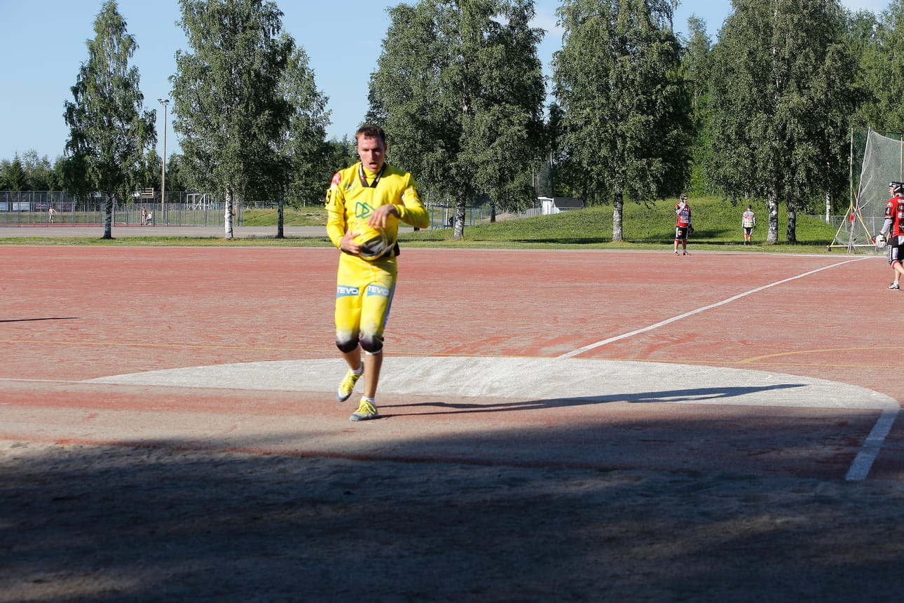 Kohta saa Teemu Juntusen kypärä kyytiä kunnarin kunniaksi.