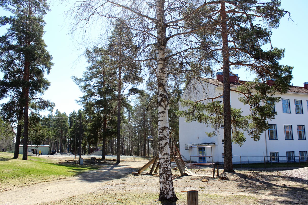 Kivikoulun pihapiiriin rakennetaan padel-kenttä.