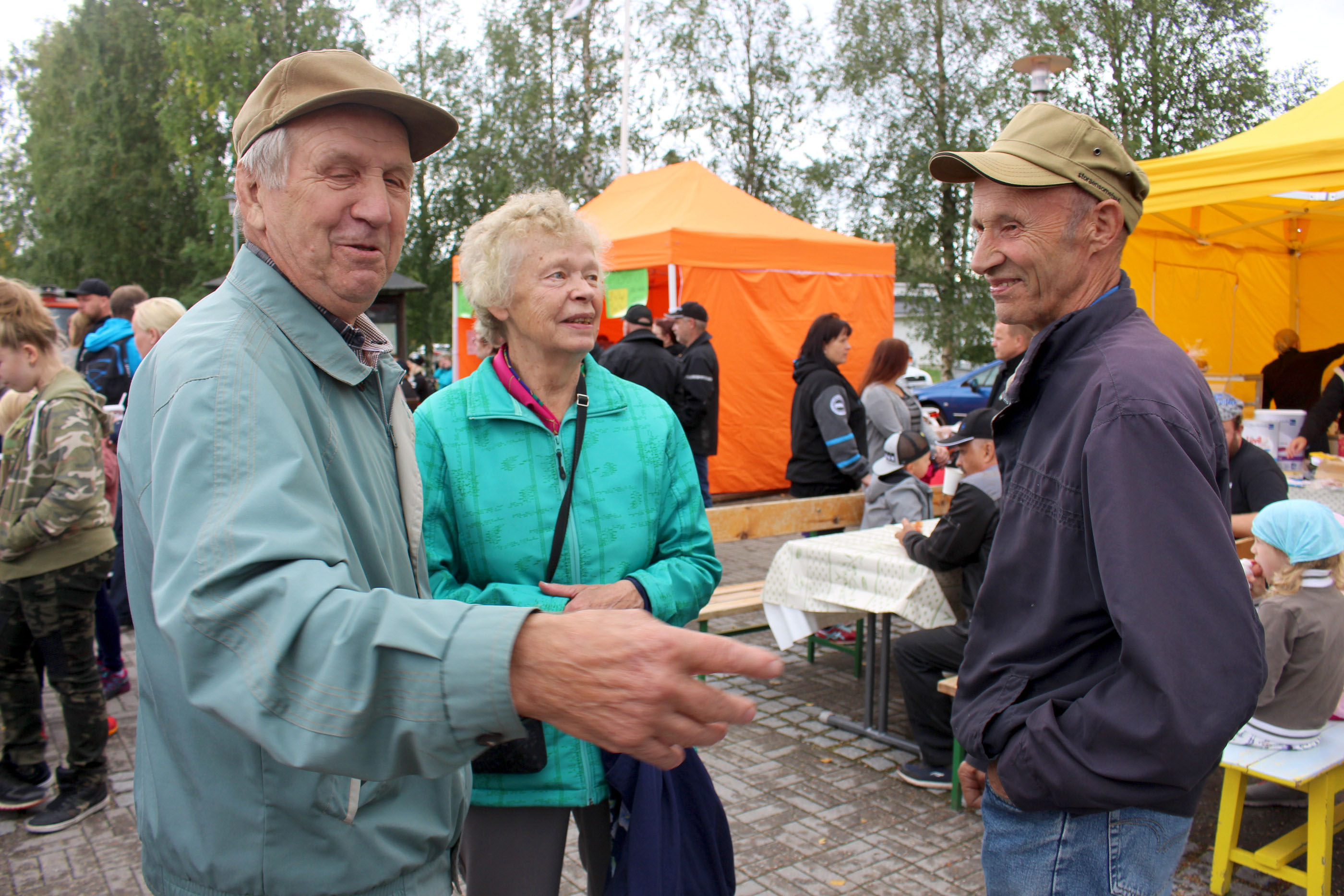 Arvo ja Lyyli Konola sekä Veikko Rasinkangas olivat tulleet Kestilästä osallistumaan pyhäntästen kyläpäiville. Perttuleilla käydään vuosittain myös naapurikyliltä. Arvo Konola on syntyjään pyhäntäsiä.