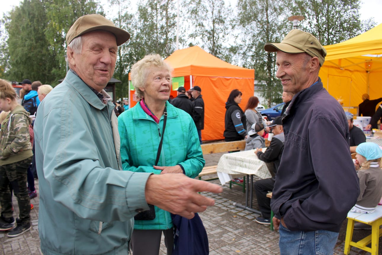 Arvo ja Lyyli Konola sekä Veikko Rasinkangas olivat tulleet Kestilästä osallistumaan pyhäntästen kyläpäiville. Perttuleilla käydään vuosittain myös naapurikyliltä. Arvo Konola on syntyjään pyhäntäsiä.