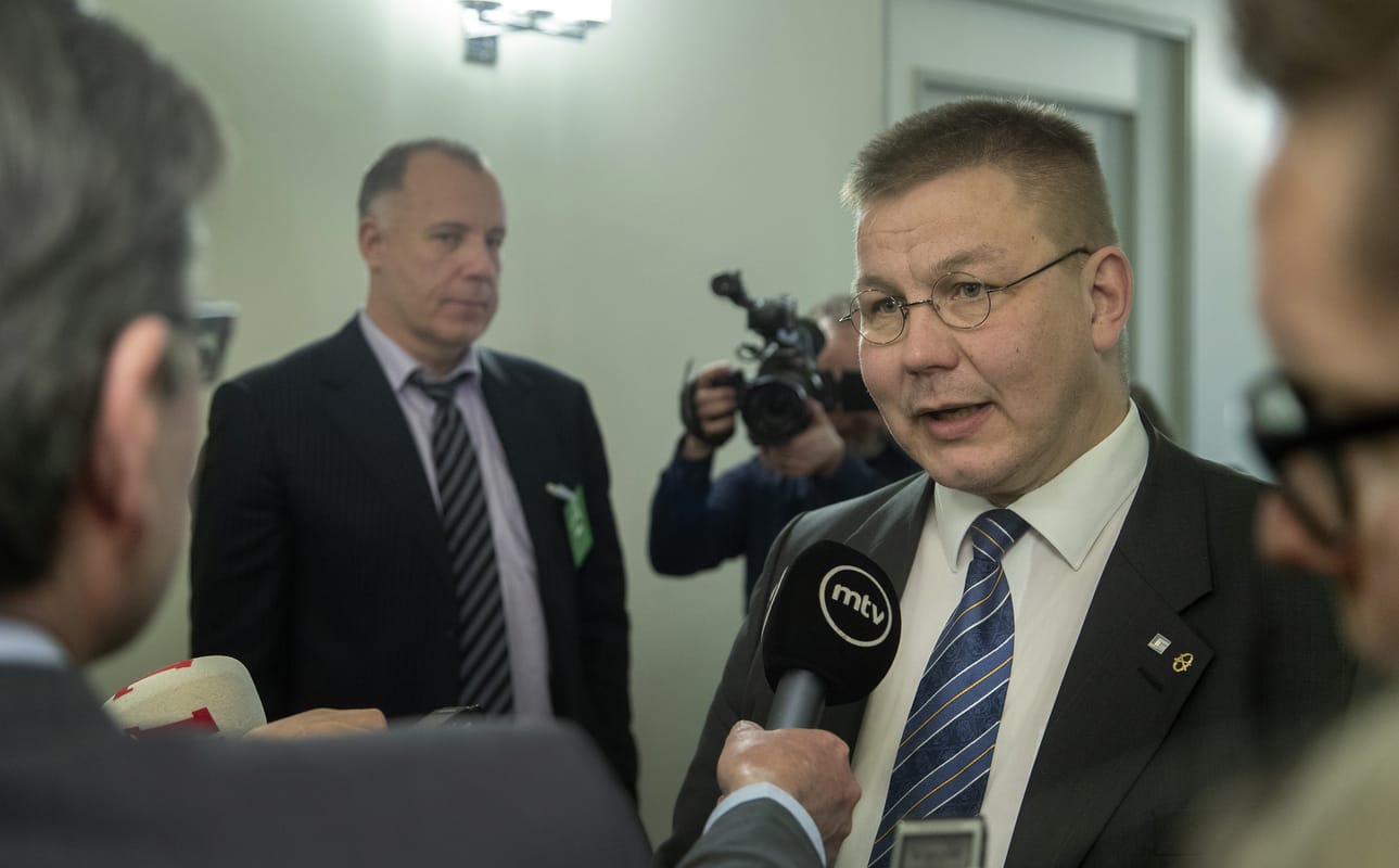 Perustuslakivaliokunta kuuli viime helmikuussa kansanedustaja Juha Mäenpäätä, jota avusti lakimies Kari Uoti (vas.).