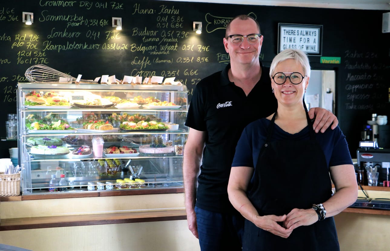 Riitta Asala ja Kaj Sundström ovat pyörittäneet Koivulahden kahvilaa jo 15 vuotta.