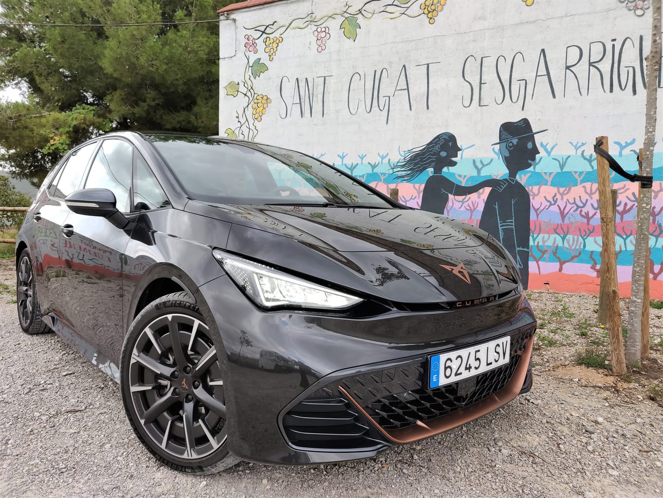 Cupran sähköauto on saanut nimensä ja luonteensa Barcelonan nuorekkaasta El Bornin kaupunginosasta. Keulassa on kookas ilmanottoaukko, vaikka sähkömoottori ei jäähdytysilmaa varsinaisesti tarvitsekaan.