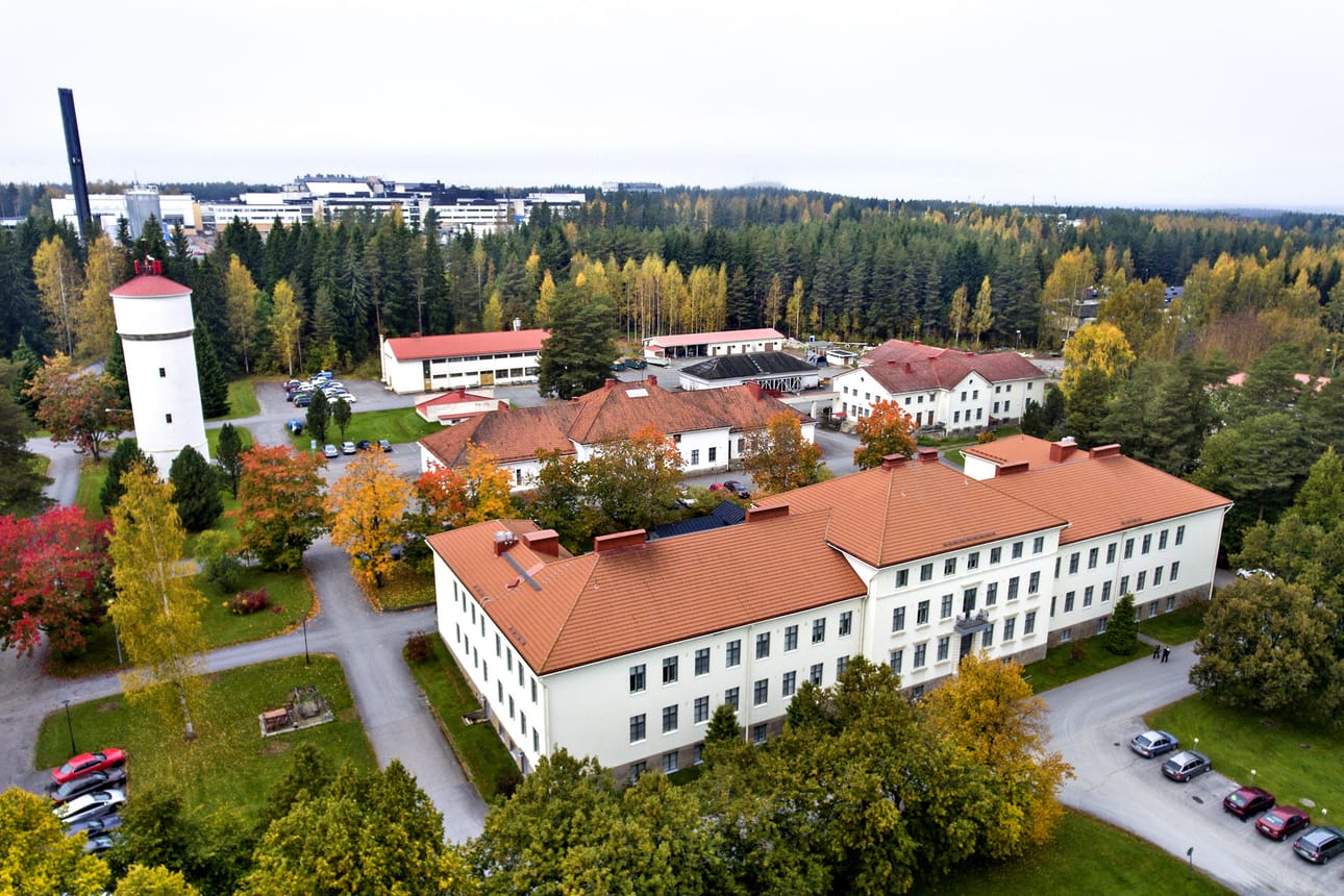 Törnävän piirimielisairaalan ensimmäinen rakennus valmistui vuonna 1923. Psykiatrinen hoito on siirretty juuri valmistuneeseen, sairaalan yhteydessä olevaan M-taloon. Piirin aluetta kehittää nyt Karhun perheen yritys. Kulttuurihistoria ja muistot säilyvät moderniksi kyläksi muuttuvassa miljöössä.