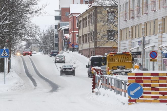 Konepajakadulla päivitetään kunnallistekniikkaa tulevan Wasa Stationin vuoksi. KUVA: MINNA ANTILA