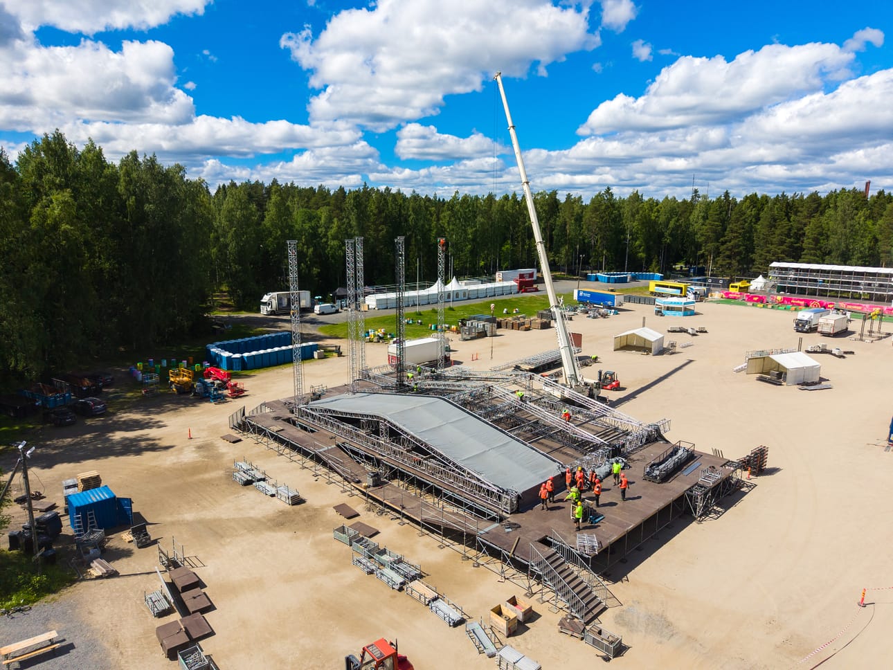Päälava on neljä metriä edempänä kuin yleensä, koska kalustorekkojen laiturille tarvittiin lisätilaa.