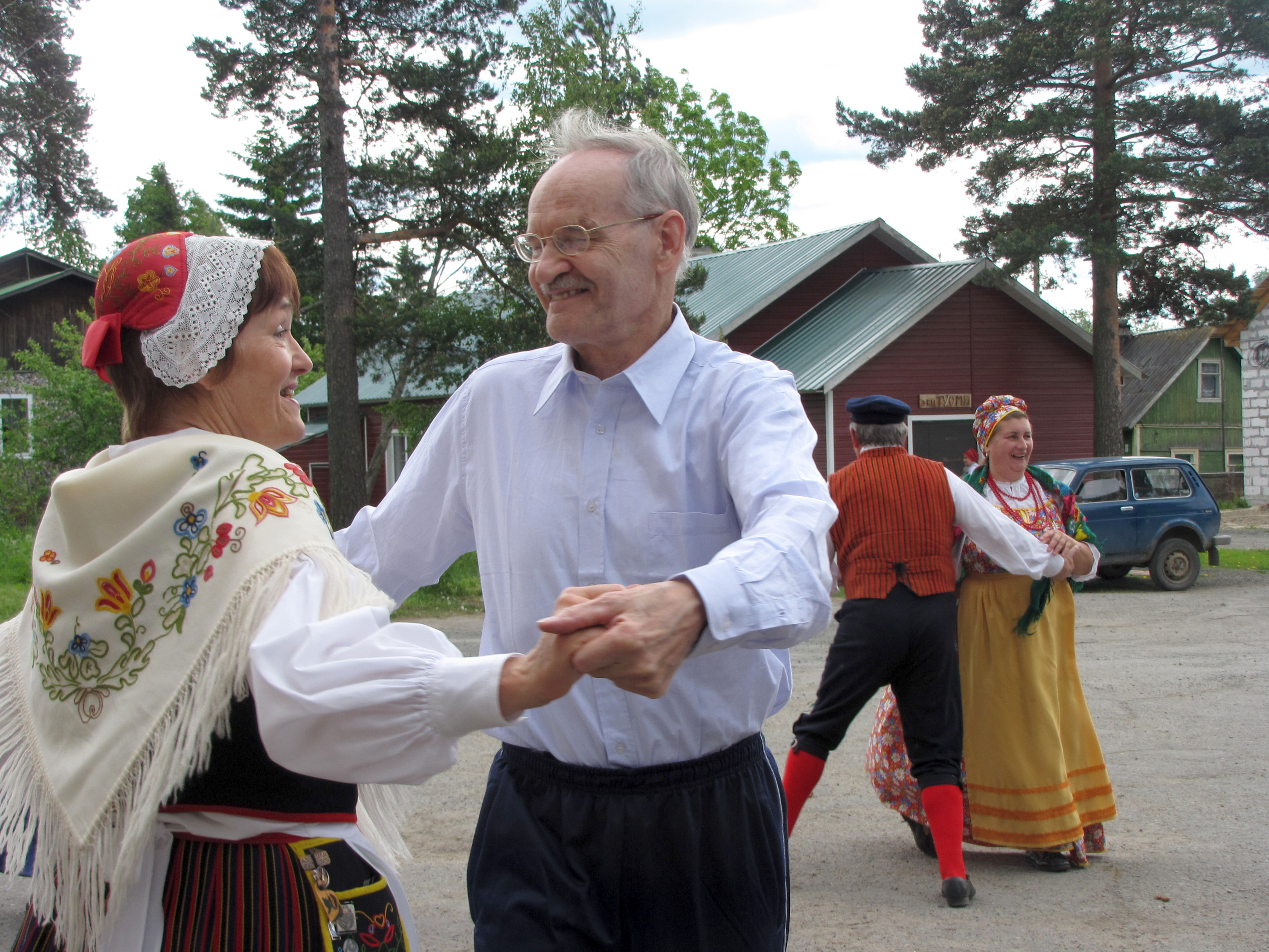 Antero  Rantalaa (vasemmalla) ja Silvo Nybackaa hymyilytti En ala -äijäbalettiryhmän suuri suosio.