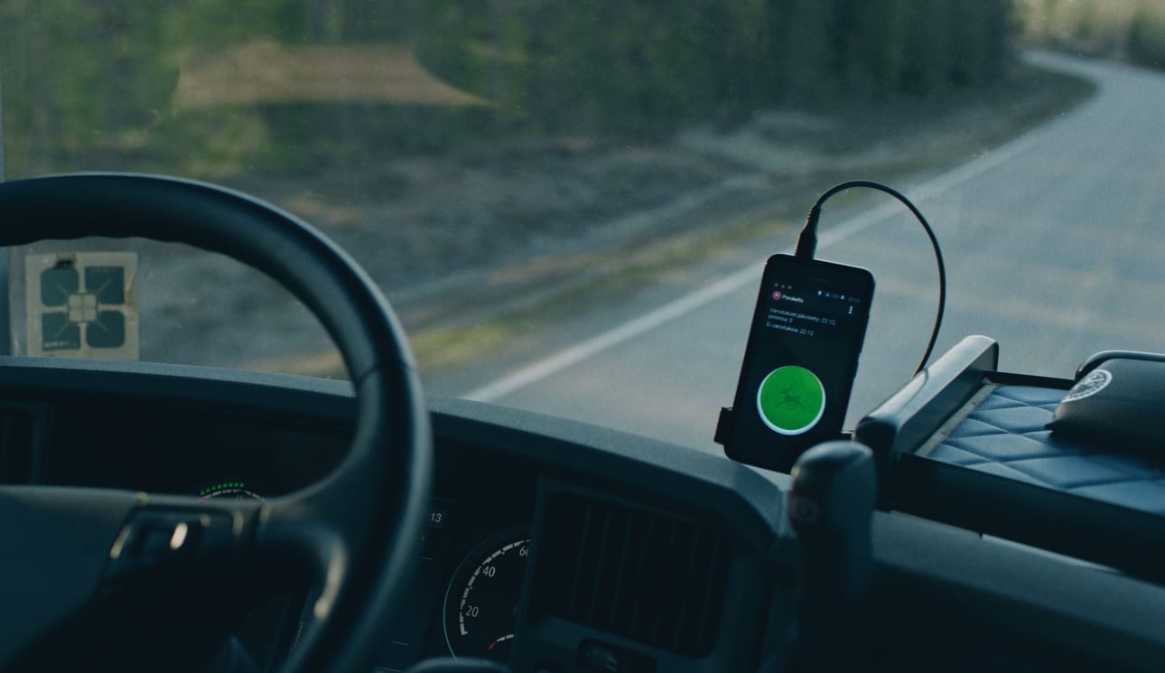 Porokello-sovellus varoittaa autoilijoita tiellä liikkuvista poroista.