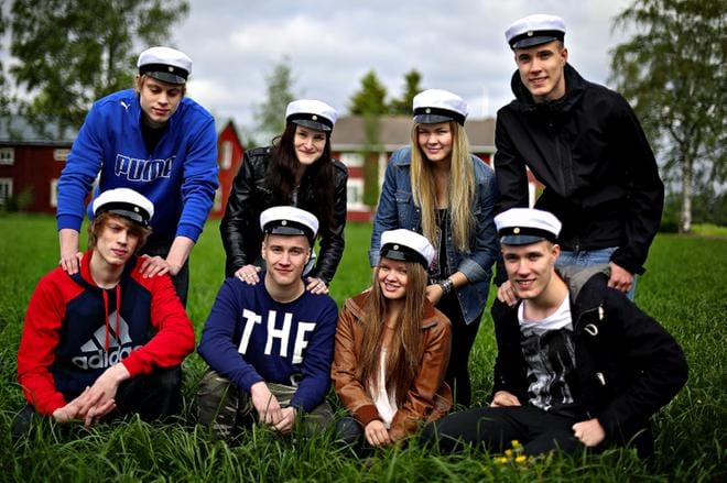 Kyrönmaan lukion ylioppilaita vuosimallia 2014: Vasemmalta Tomas ja Timi Niemi, Aliina ja Juho Kallio, Hanna ja Outi Loukola sekä Jussi ja Ville Keko. ARKISTOKUVA: TOMI KOSONEN