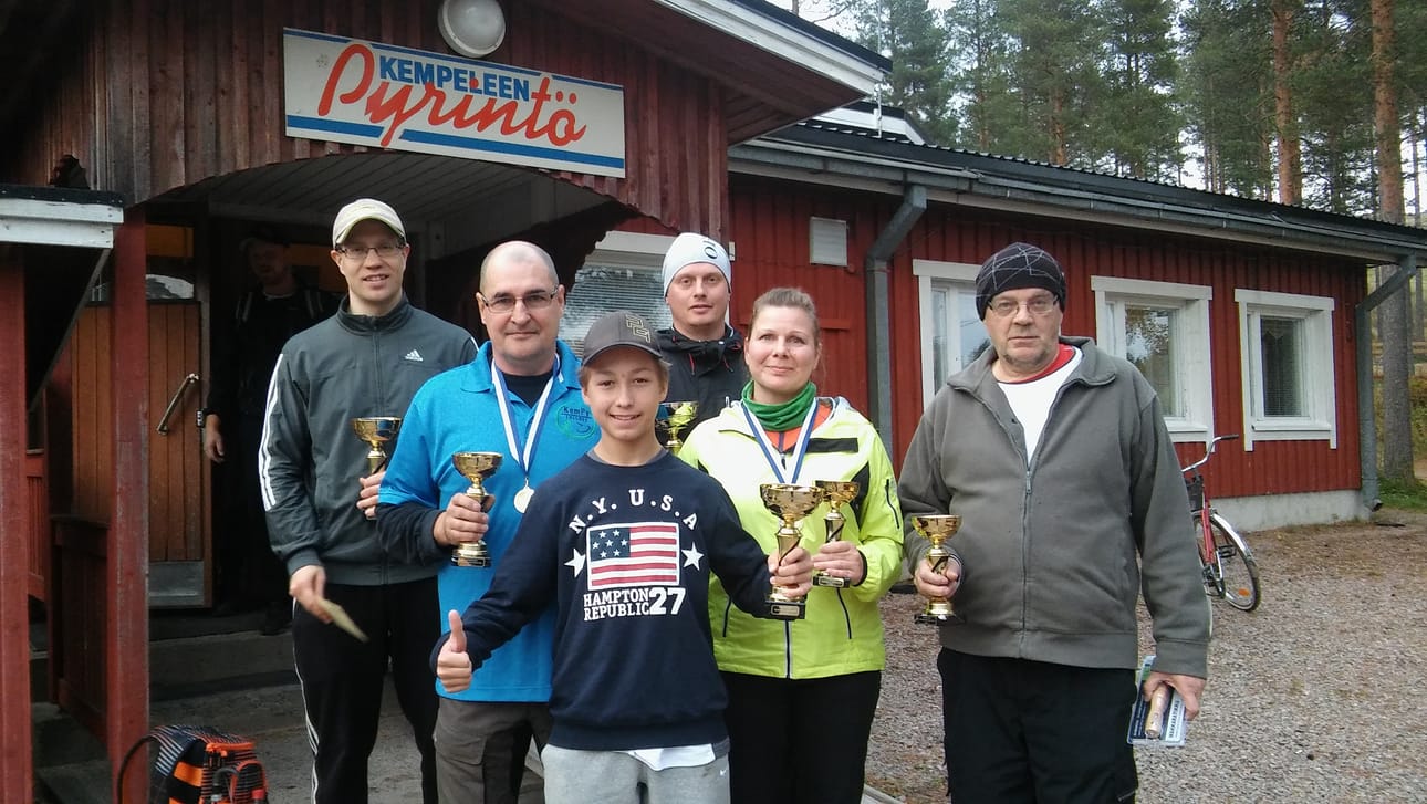Frisbeegolfin Kempeleen kunnan mestaruuskisojen voittajat: vasemmalta amatöörisarjan voittaja Timo Räsänen, miehet 50-sarjan Ari Korpela, junioreiden Matias Kalaoja, avoimen sarjan Teemu Holappa, naisten Susanna Saar ja miehet 60 -sarjan voittaja Timo Mujunen.