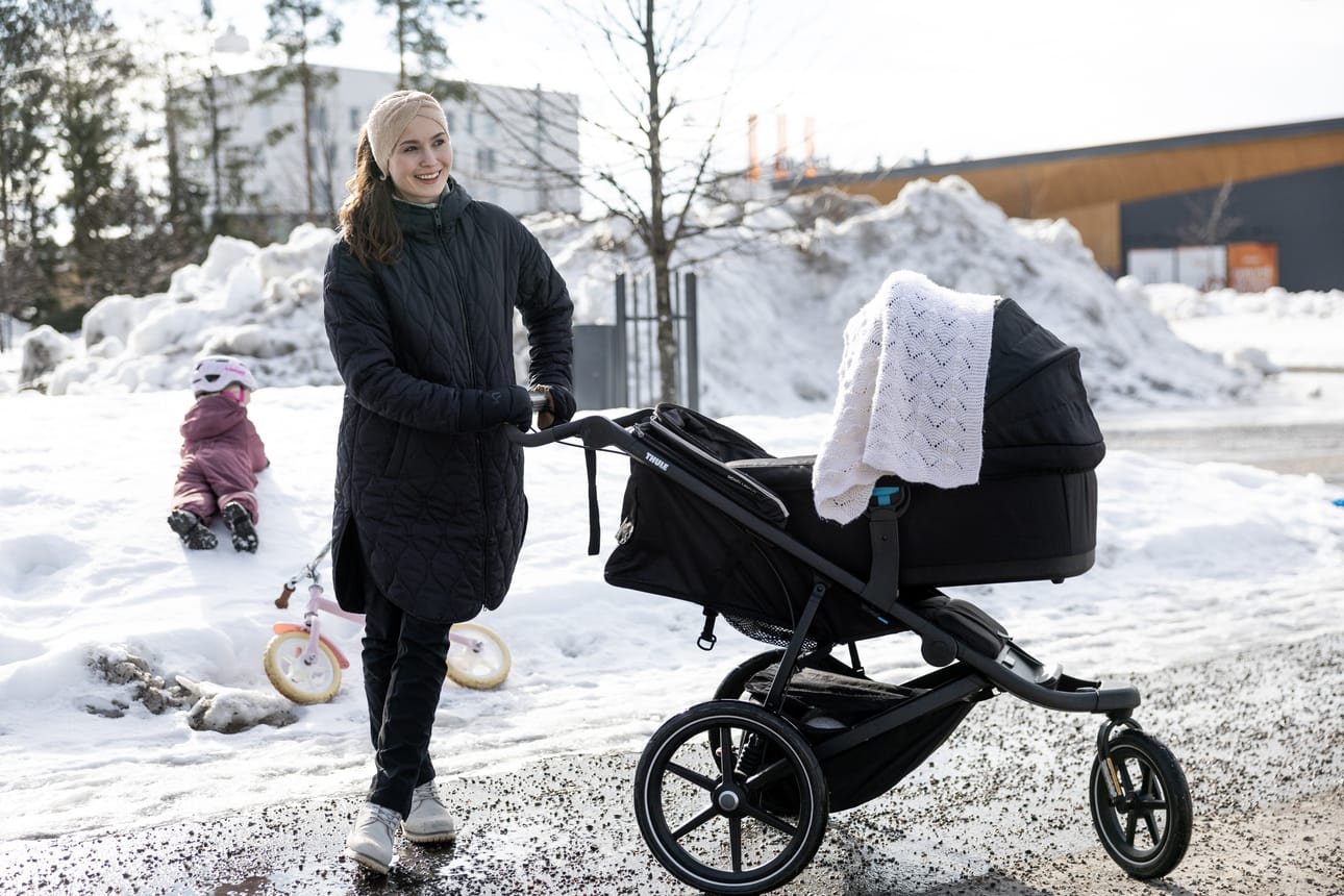 Lastensa kanssa liikkeellä ollut Niina Koskelo on toivonut alueelle uutta kauppaa.