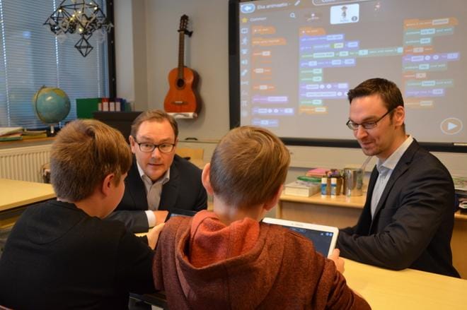 Jurvan yhtenäiskoulun Oskar Söderlund (vas.) ja Tuukka Hakala kertoivat Elisan pomoille Veli-Matti Mattilalle ja Niklas Granholmille, miten velho ohjataan linnan luo. KUVAT: MARJUT HAAPANEN