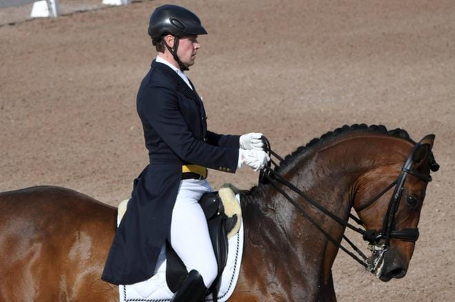 Kouluratsastaja Henri Ruoste starttaa olympia-areenalla lauantaina tai sunnuntaina. Ruosteen olympiaratsu on Kontestro, kuvassa ratsuna on Roble-niminen hevonen. Kuva: Lehtikuva / Jussi Nukari