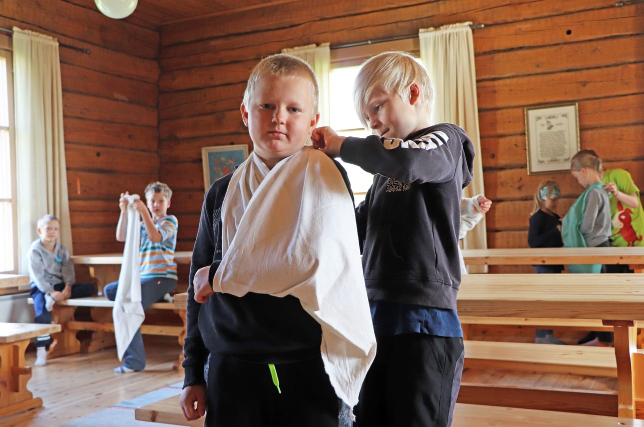 Kolmioliinan käyttöä harjoiteltiin leirillä onnistuneesti. Luukas Luokkanen sitoo kolmioliinaa Topias Luokkasen olkapäälle.