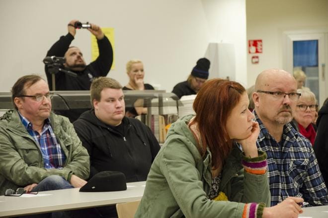 Avoin keskustelutilaisuus maahanmuutosta täytti Kauhavan Kosolan koulun ruokalan. Kauhavalla on myönnetty 1,5 vuoden aikana 10 kuntapaikkaa, joista kolme on jo muuttanut muualle. KUVA: JUHA AHO-PYNTTÄRI