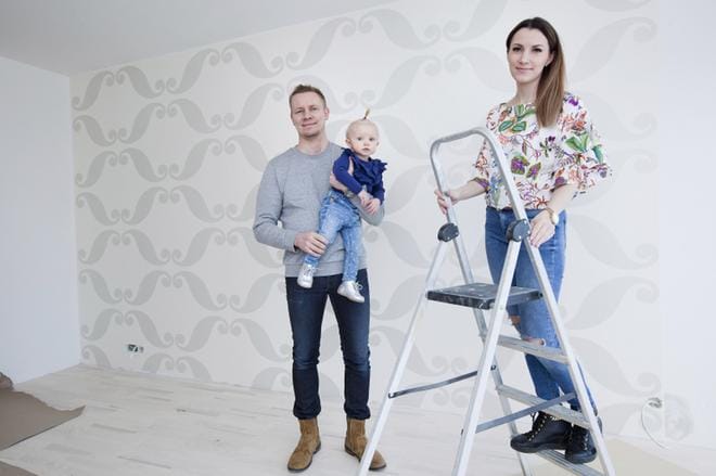 Tytti Parkkima ja Kimmo Rauhala pääsevät pian muuttamaan uuteen kotiinsa. Vanhempien makuuhuoneeseen valittiin selkeitä kuvioita ja hillittyä ylellisyyttä. 1-vuotias Alissa Rauhala on ollut vauhdikas remonttiapu. KUVA: JANNE RUOTSALAINEN