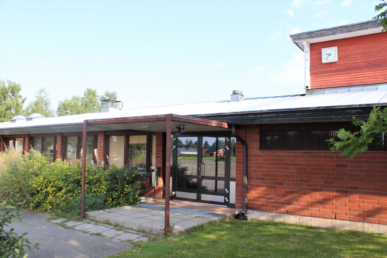 Lapväärtin lakkautettu suomenkielinen alakoulu oli myynnissä tontteineen.
