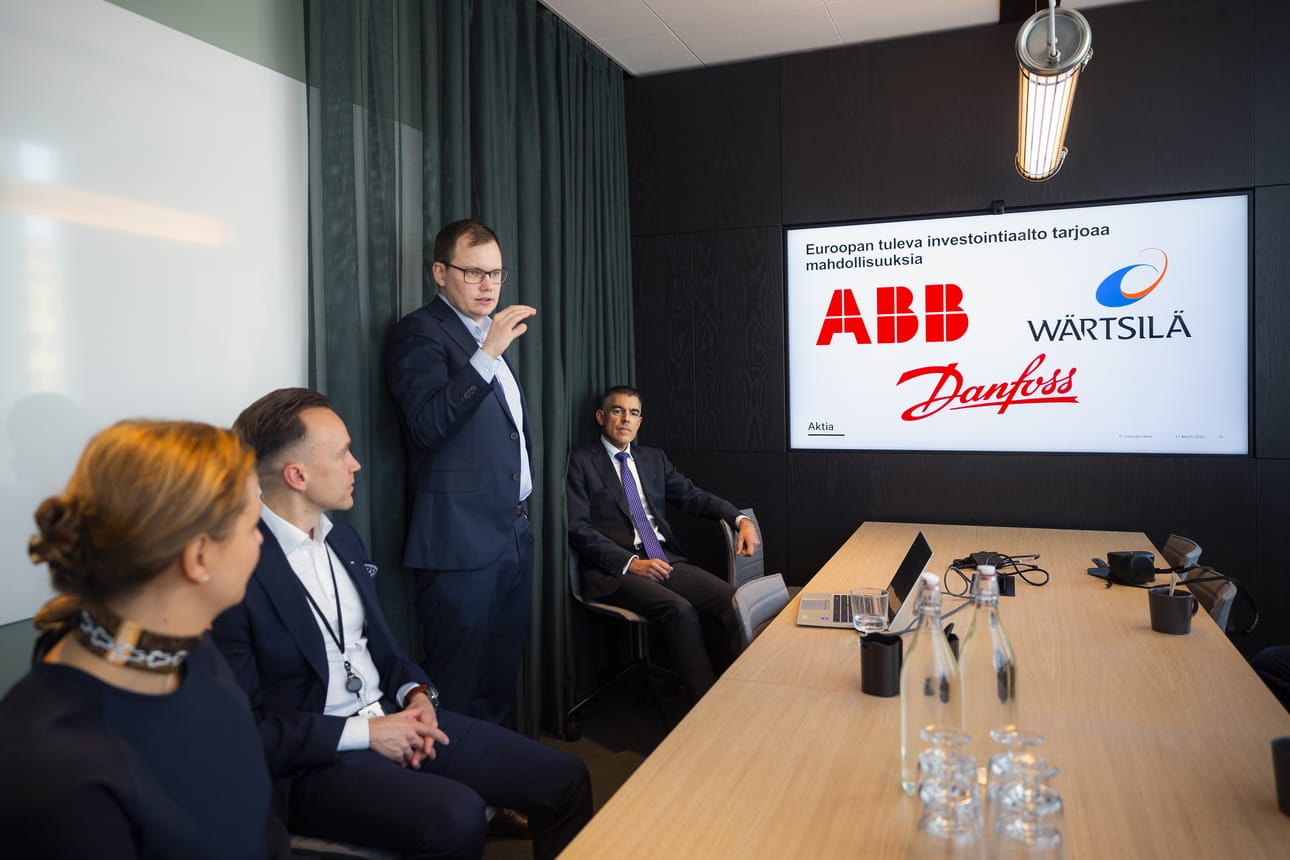 Aktian pääekonomisti Lasse Corin (seisomassa) uskoo, että into investoida uusiutuvaan energiaan vain kiihtyy, ja siitä hyötyvät Vaasan seudulla toimivat isot yritykset. Kuuntelemassa viestintäpäällikkö Katja Korsinkin, senior manager Jonathan Salo sekä toimitusjohtaja Mikko Ayub.