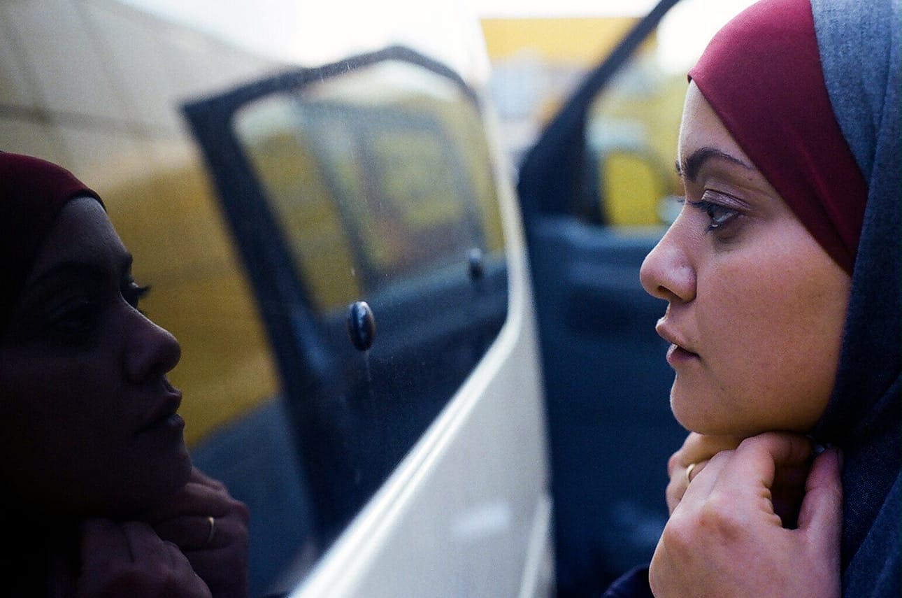 Kolme nuorta palestiinalaista naista elää kämppäkaveruksina Tel Avivissa, oman kulttuurin rajoitusten ja Israelin yhteiskunnan epätasa-arvon puristuksessa. Kuvassa Noor (Shaden Kanboura).