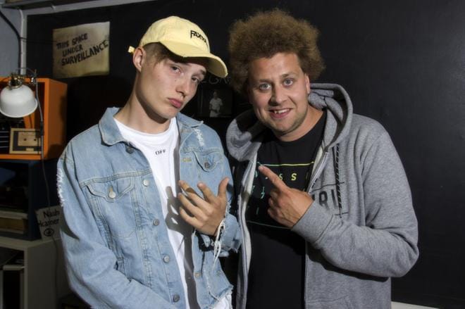 Pränkkiä Ville Viki Eerikkilän kanssa rakentelee tänään poppari Isac Elliot. KUVA: MTV3 ohjelmatiedotus