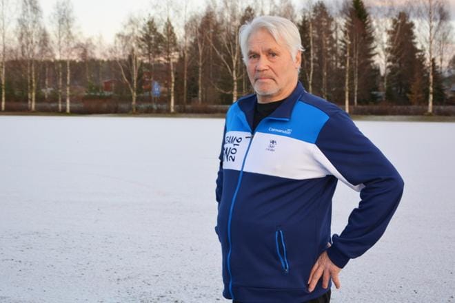 Kauko Lassila on tuttu näky Kuortaneella urheiluhallien ja -kenttien katsomoissa. KUVA: MIINA HAKALA