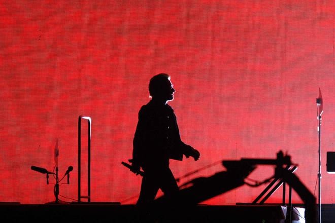 "One life, one investment..." Bono U2:n keikalla San Diegossa syyskuussa 2017. KUVA: John Gastaldo