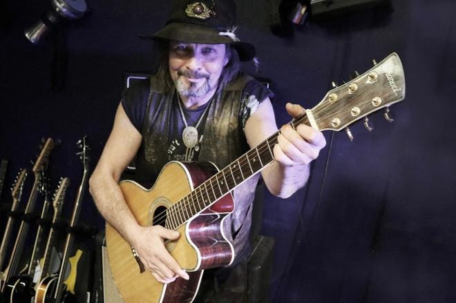 Feasta Clubin tämän vuoden viimeinen esiintyjä on Jesse & Coyotes. Yhtye on syntynyt kymmenien vuosien soittokokemuksen, amerikkalaisen ystävän ja kantrityylisen musiikin pohjalta. Kuvassa on yhtyeen solisti Jesse Kari. Kuva: Veli-Matti Partanen