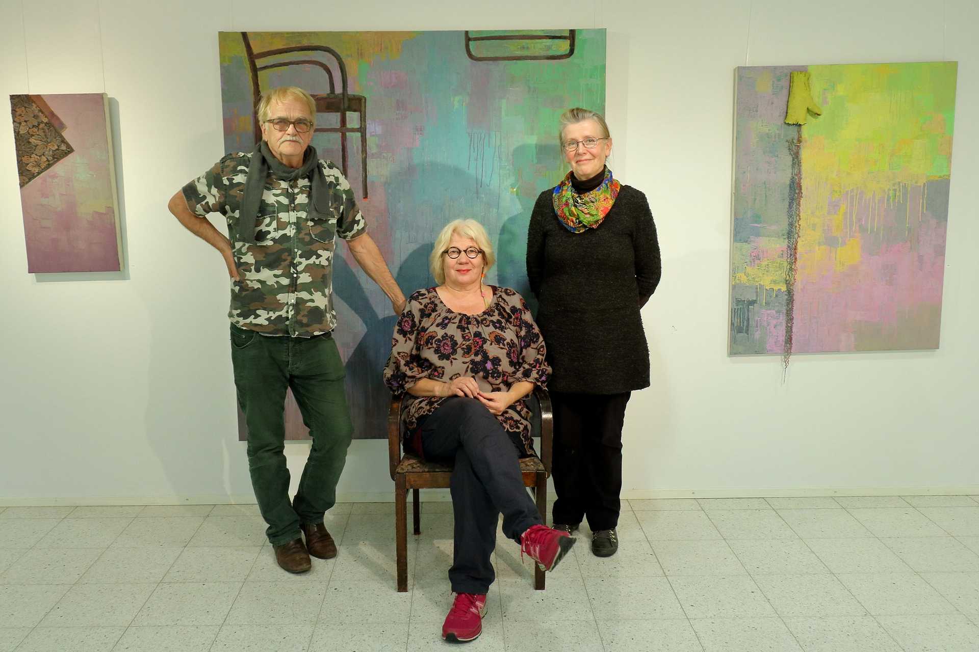 Käki-ryhmän taiteilijat Heikki Pesonen, Marja-Leena Valkola ja Anneli Hilli. Taustalla Valkolan teokset Istuskelen, Istuskelen II ja Alaspäin.