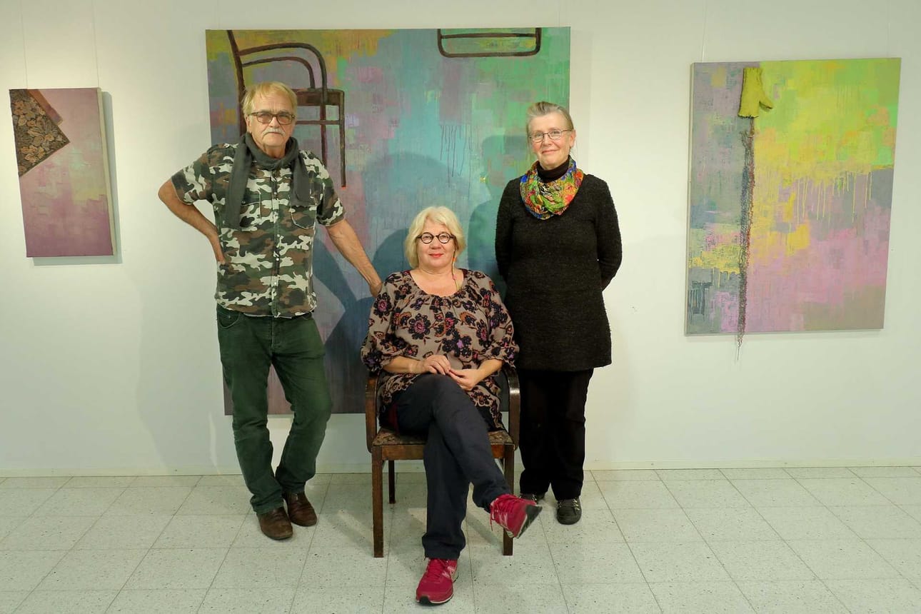 Käki-ryhmän taiteilijat Heikki Pesonen, Marja-Leena Valkola ja Anneli Hilli. Taustalla Valkolan teokset Istuskelen, Istuskelen II ja Alaspäin.