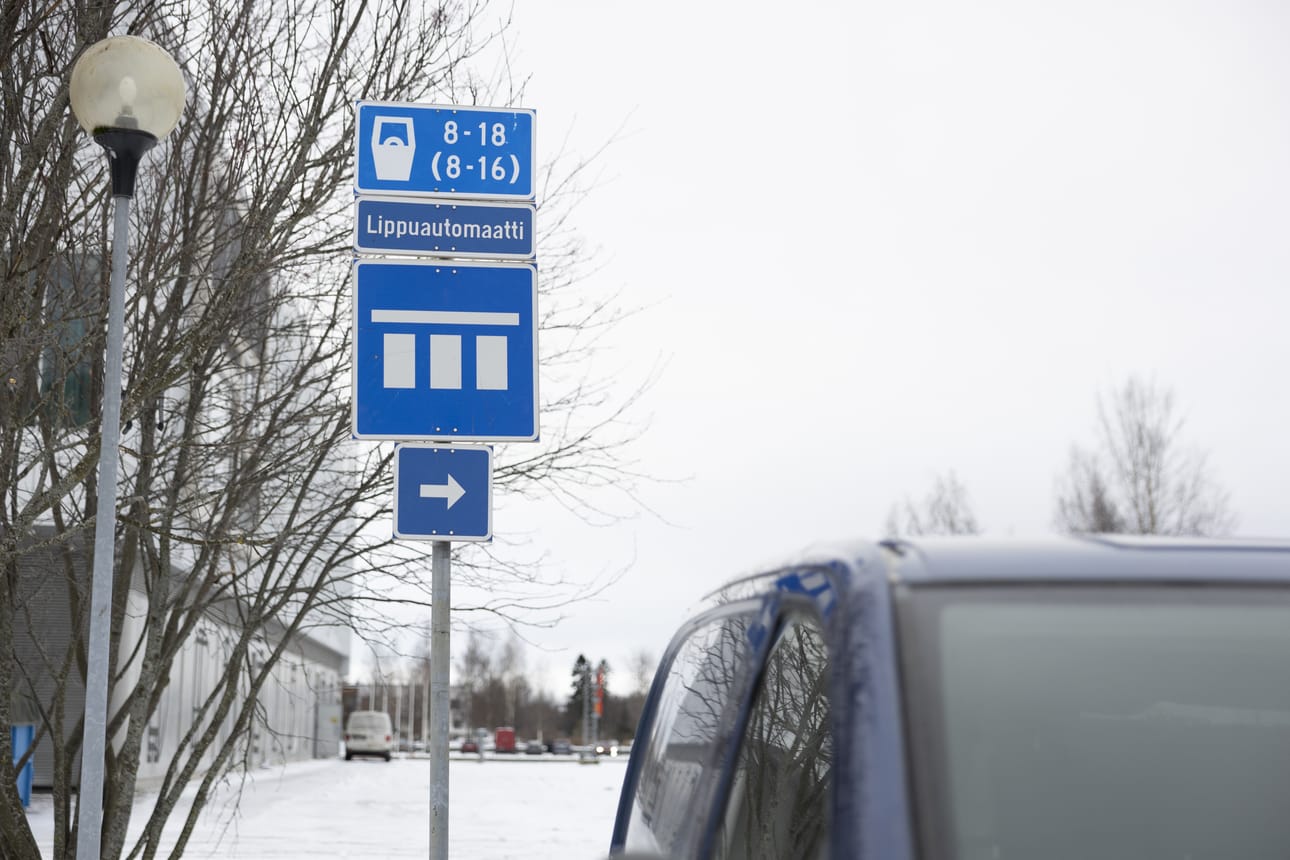 Oulussa sijaitsevan keskustakirjasto Saaren takana on pysäköintialue, jossa on maksullinen pysäköinti. Maksaminen ei kuitenkaan onnistu, koska paikalla ei ole lippuautomaattia, eivätkä parkkisovellukset tunnista aluetta.