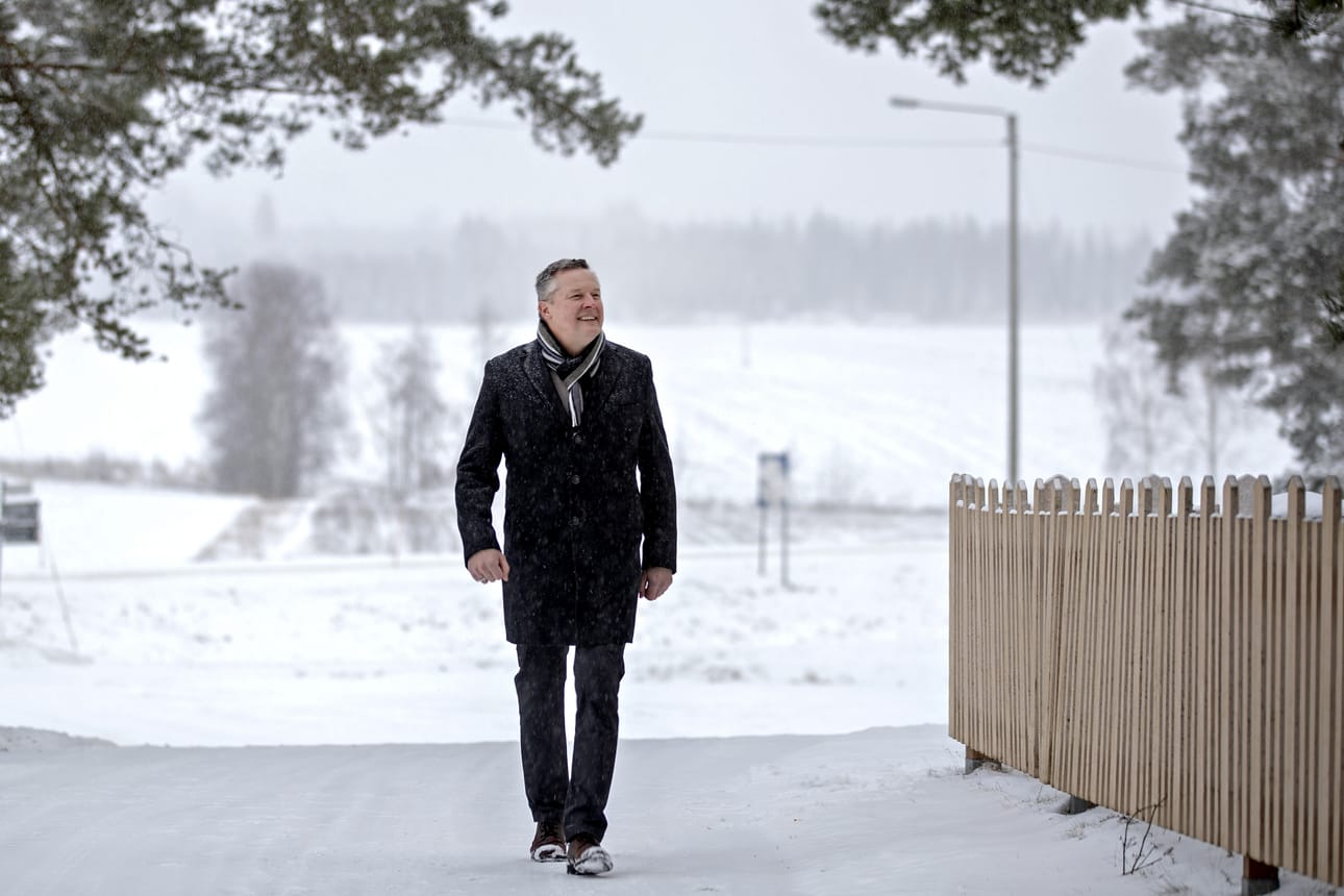 Berner Oy:n toimitusjohtaja Antti Korpiniemi, 61, muutti Lapualta 40 vuotta sitten. Hän on asunut yli 20 vuotta Sipoossa lähellä merta. – Kerron ylpeänä, että olen kotoisin Lapualta. Olen huomannut, etteivät muutkaan pohjalaiset häpeä taustaansa, kun kulkevat maailmalla.