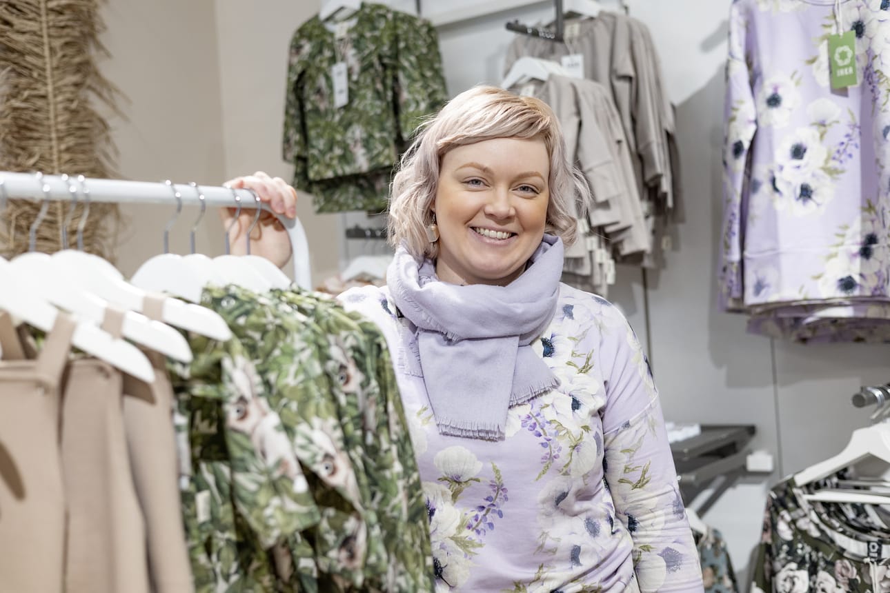 Laura Röyskölle on tärkeä tehdä arvojensa mukaisia vaatteita, joiden kaavoitus, valmistus ja materiaalit ovat mahdollisimman kestäviä.
