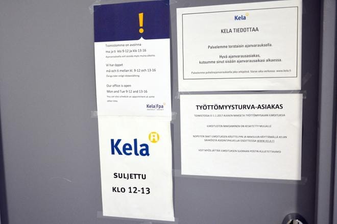 Sosiaalitoimistossa asioineet asiakkaat ovat kertoneet, että Kelan Alavuden palvelupisteeseen joutuu jonottomaan tällä hetkellä jopa kolme tuntia. Puhelinpalvelu on myös pahoin ruuhkautunut. KUVA: MIINA HAKALA