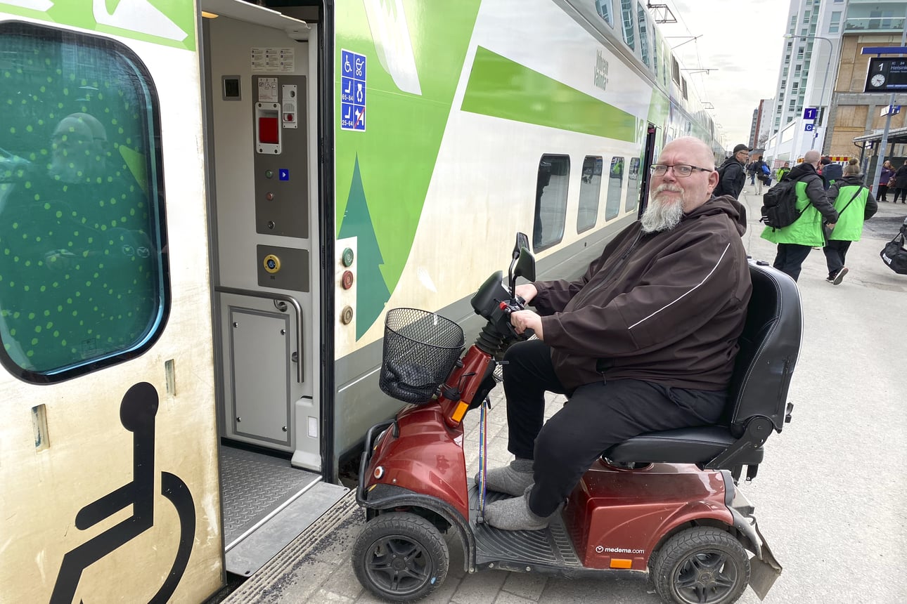 Timo Sairasen mielestä junalla matkustaminen on tehty vammaisille vaikeaksi – Sähkömopolla ei ole mitään asiaa Rovaniemelle menevään Pendolinoon